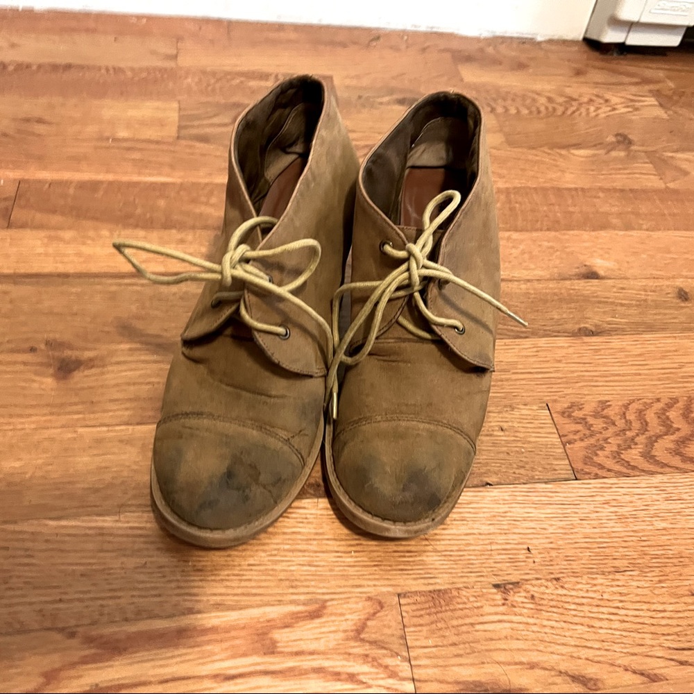 Chinese Laundry tan laced heels